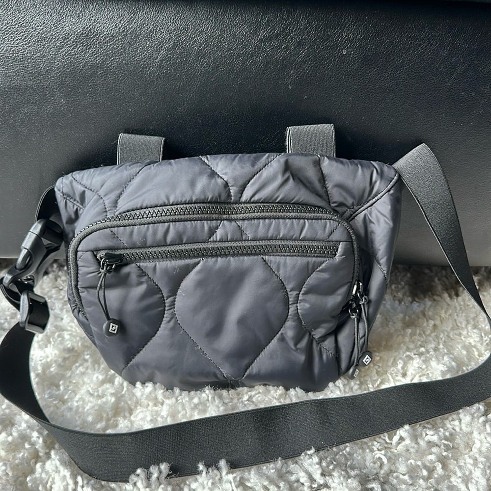 EUC Vera Featherweight black belt bag 🚭